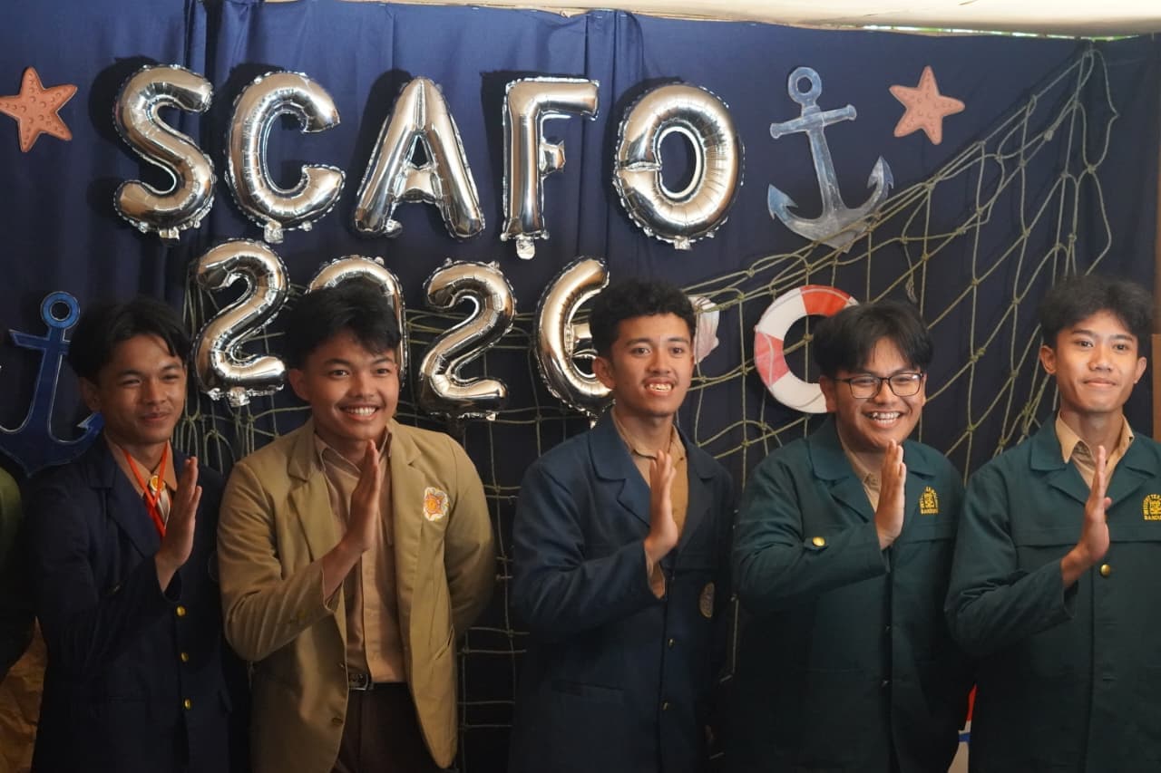 Peserta melakukan foto di booth foto